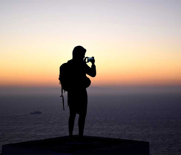 person fotografiert sonnenuntergang mit handy 1649687802